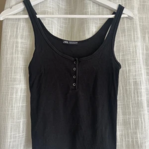 Zara Linne - Snyggt zara linne med knappar fram, i bra skick!