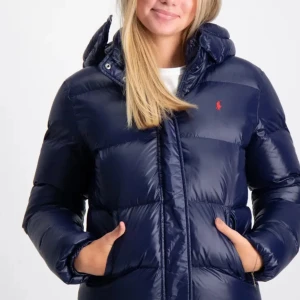 Ralph lauren jacka - Jättefin Ralph lauren jacka i nyskick. Köpt i september förra året och knappt använd. Är i bar storlek Xl men är Xs/S. Säljer då jag köpt en annan jacka. Nypris ca 3200 och säljer för 2400kr men kan gå ner i pris🩷