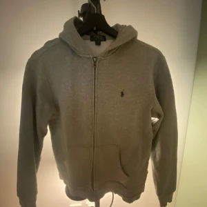 Polo zip hoodie - Säljer den polo zip hoodien i storlek 14-16.  Bara skriva om frågor