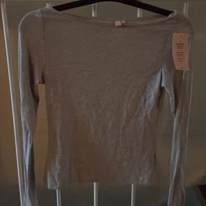 Nelly topp - Luxurious ultra soft top, grå. I strorlek small. I nyskick med lapp på. Skriv om ni har frågor❤️ Original pris: 249kr. 