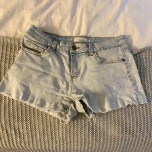 Jeansshorts  - Jättefina jeansshorts, väl använda🩷