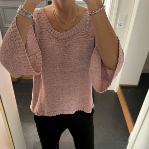 Rosa stickad tröja  - Trekvartsärmad rosa/lila stickad tröja från Åhléns i storlek M. Fint skick. Använd gärna köp nu!