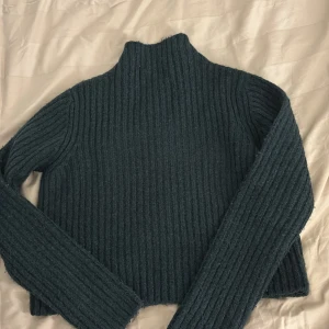 Stickad tröja  - Lite kortare i modellen i bra skick. Ribbad stickad tröja
