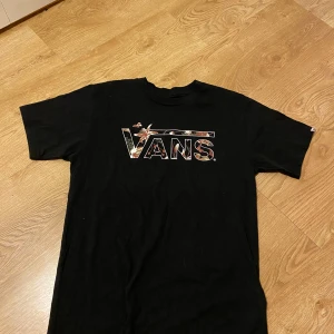 Svart t-shirt från Vans - Säljer en svart t-shirt från Vans i storlek S. Den har ett Vans-tryck på bröstet. Perfekt för vardagsbruk eller en avslappnad dag ute. Gjord av 100% bomull, så den är superbekväm att ha på sig. Passar perfekt till jeans eller shorts!