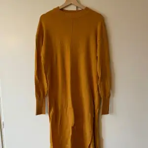 Orange/rostfärgad stickad lång klänning som är perfekt på hösten. Från H&M