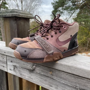 Nike Air Trainer 1 SP Travis Scott - 9/10, allt är bra med dem, använd 3 gånger, storleken passade inte, om du är intresserad kan vi prata om att sänka priset)