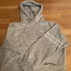 Stronger hoodie - Lite kort i modellen. Helt oanvänd. 