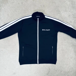 Svart Track Jacket - Track jacket storlek XL. Bra skick. För stor för mig. Skickar samma dag.