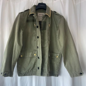Jacka från Zadig & Voltaire - Säljer denna superfina olivgröna jacka från Zadig & Voltaire💚Sparsamt använd och i bra skick!!