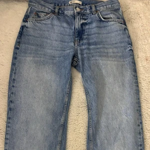Blå jeans från Gina Tricot  - Säljer ett par low waist jeans i bra skick från Gina Tricot. De har en straight passform i sorlet 36. Perfekta för både vår och höst!