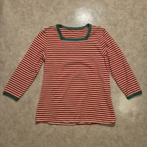 Randig tröja - Hemsydd vit och rödrandig tröja med 3/4-ärmar, gröna kanter, perfekt som en lite julig tröja!