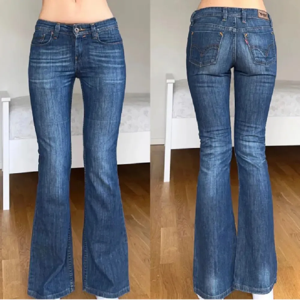 Skitanygga jeans från Levis, som är utsvängda!! Köpt här från Plick. Det är sparsamt använda!❤️‍🔥❤️‍🔥❤️‍🔥❤️‍🔥midjemått är 71cm!. Jeans & Byxor.