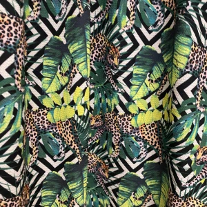 Djungelmönstrad klänning med leoparder i strl 46 från Smashed lemon - Djungelmönstrad klänning med leoparder i strl 46 från Smashed lemon.  Sparsamt använd och i fint begagnat skick.  Mått Över bröstet: ca 58 cm Längd från axeln och ner: ca 100 cm  100% polyester   Kommer från ett djur och rökfritt hem.