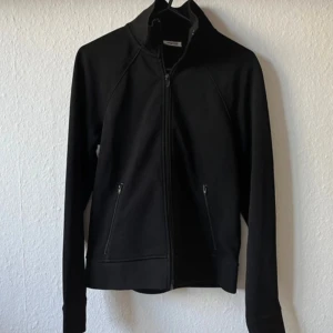 Träning kofta - En jätte bra svart tränings kofta från weekday, som tyvärr inte passade mig💕 storlek XS men passar också S. Priset går att diskutera!