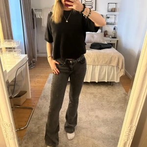 Bootcut jeans - Snygga bootcut jeans med låg midja i tall från Gina i storlek 36. Använda fåtal gånger, så dom är i fint skick. 