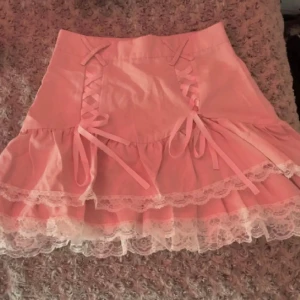 Rosa kjol med spets (kawaii) - Jättefin oanvänd rosa kjol med spets och rosetter🎀 utan skador och slitage!