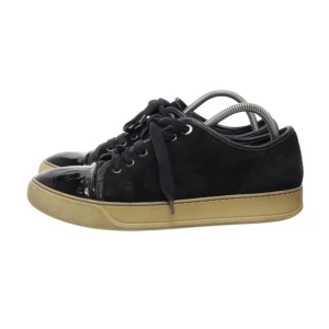 Lanvin skor - Färg: Marinblå, svart.Storlek UK 6, motsvarar 40 men är stora i storlek, passar 42 kanske 43. Skick 5/10 fläckig. Köpta på sellpy som har allvarlig auktoritets kontroll. Gul isch sula, kan blekas eller färgas enkelt. Finns ingen skolåda. Enkel affär.