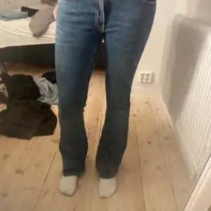 super snygga jeans som inte kommer till användning då de är lite korta på mig som är 173💗