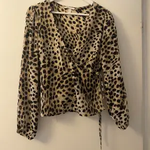 Jättefin leopard blus från H&M, Sparsammt använd och väldigt fint skick. Storlek M men passar även xs/s! Hör av dig vid frågor!💗