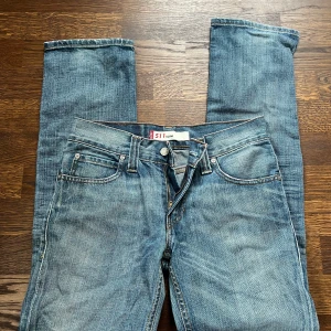 Levi's 511 jeans - Snygga Levi's 511 jeans i en klassisk blå denim. De har en slim passform och är tillverkade i slitstarkt jeansmaterial. Perfekta för en stilren look. 