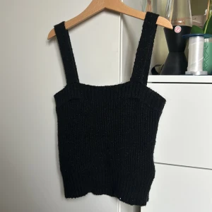 Svart stickad linnetopp från Bik Bok - Säljer en svart stickad glittrig linnetopp från Bik Bok i strl XS, aldrig använd💗🫶