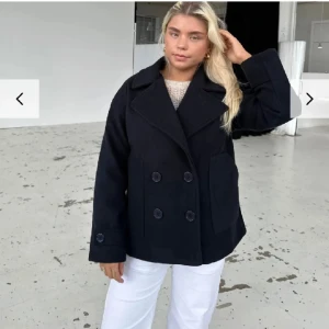 Svart kappa  - Snygg svart kappa från design by si fint skick. Vid minsta lilla fundering skicka. Priset går att diskutera 😊