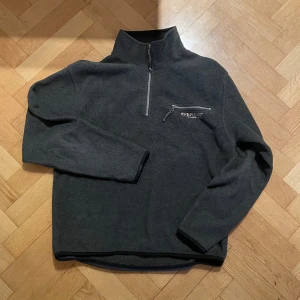 Everest Fleece Tröja - En stilren och skön Everest fleece i storlek M/L. Säljer pga att den är lite för kort på mig.