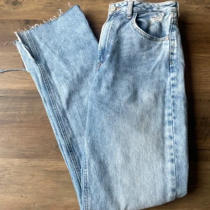 Ljusa jeans från Zara - Säljer ett par ljusa jeans från Zara med hög midja och rak passform. De har en klassisk femficksdesign och slits vid bensluten
