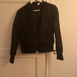 Svart bomberjacka - Snygg svart bomberjacka från H&M med dragkedja framtill. Perfekt vårjacka 💕