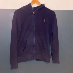 Mörkblå hoodie från Polo Ralph Lauren - Säljer en snygg mörkblå hoodie från Polo Ralph Lauren med dragkedja och det klassiska logotypbroderiet på bröstet. . 