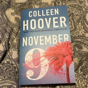 November 9 - Boken 'November 9' av Colleen Hoover är en gripande kärlekshistoria mellan en författare och hans oväntade musa. Den följer Fallon och Ben som träffas på Fallons sista dag i Los Angeles och utvecklar en unik relation. Perfekt för dig som älskar romantik och drama.