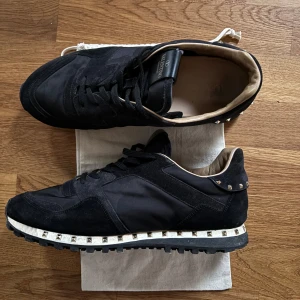 Valentino rockrunner - Snygga Valentino Rockrunners med mocka och ett coolt camouflagemönster. Skorna har coola nitar runt sulan och hälen vilket ger dem en stilren look. Skorna är i otroligt bra skick och är i storlek 45, dustbag medföljer. 