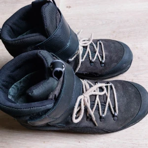 Haglöfs kängor - Säljer ett par superkängor från Haglöfs med snörning och robust sula. Skorna är GoreTex och skinn, vilket ger en snygg och hållbar design. Perfekta för höst- och vinterbruk med bästa möjliga grepp på sulan. Har en liten reva i en söm på ena skon (se bild) som man inte enslägger märke till och inte påverkar funktionen (tjock innersko innanför är helt intakt). Det här är en riktigt grym och bekväm känga. 