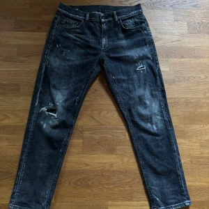 Dondup jeans  - Snygga svarta jeans från Dondup med en cool slitningseffekt. Det är storlek 29 och har en carrot fit som är perfekta för en mer avslappnad stil. Hör av er för minsta fundering!
