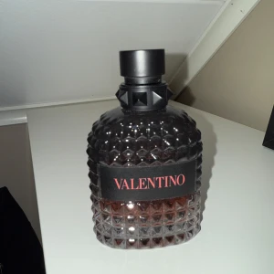 Valentino Coral Fantasy - Valentino Coral Fantasy 60/100 ml ungefär kvar. Lägger även till en 2ml tester på pdm layton