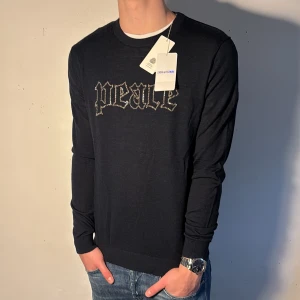 Marinblå tröja från Zadig&Voltaire (Helt ny) - Riktigt fet marinblå tröja i merinoull från Zadig&Voltaire | Helt ny med taggs | Storlek S | Retail pris 2500 | Pris går att diskuteras vid snabb affär så tveka ej att fråga vid minsta lilla intresse!