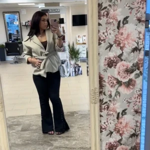 Beige kavaj med knytband - Snygg beige kavaj med knytband i midjan. Perfekt för en stilren look. Kavajen har en klassisk design med långa ärmar och en elegant passform.