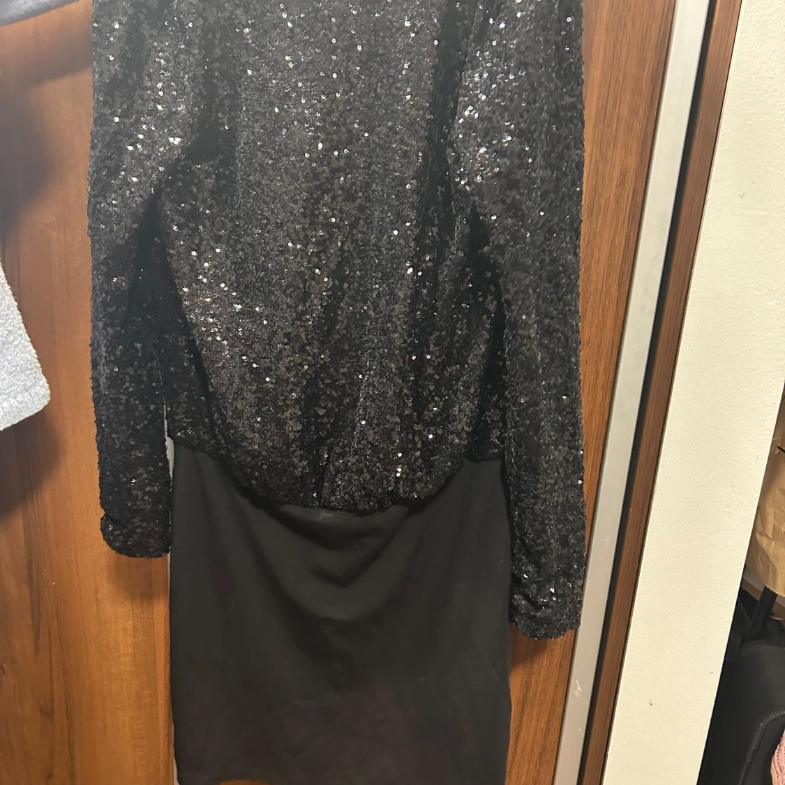 Svart glittrig klänning - 4
