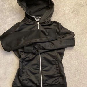Emporio Armani tränings zip up - En as snygg Armani zip ut. Den är PERFEKT för att se lite extra bra ut på gymmet eller bara som en lyxig mys tröja hemma. 