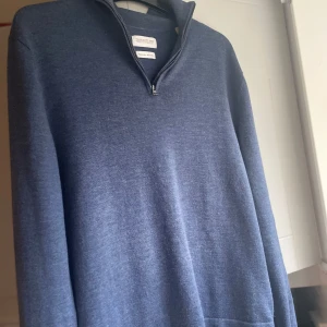 Marin blåtröja från These Glory Days - Snygg  mörkblå merinoull  halv zip  tröja från These Glory Days. Perfekt . Tröjan har långa ärmar, priset är inte hugget , fråga efter extra bilder ✅