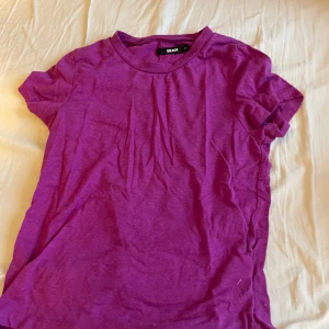 T-shirt  - T-shirt från Bikbok i cool och fin lila färg.superbra skick 