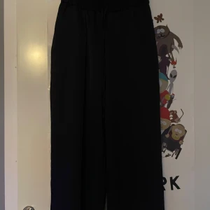 Snygga svarta kostym byxor i mjukis form - Säljer dom här då dom är lite för stora för mig, kommer aldrig till användning. Dom är använda ett fåtal gånger