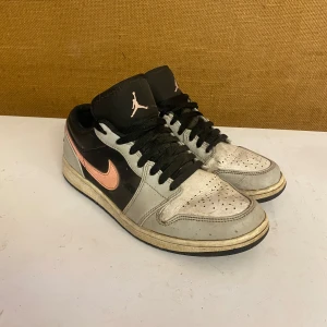 Nike Jordan low - Äkta jordan lows. Köpt på goat.com. Helt ok skick. Har ett annar par jordans i samma storlek på min profil som du kan få paketpris om du köper båda. Köpte dem för 1900kr kan visa order bekräftelse och allt.