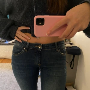 Blå bootcut jeans - Jättefina jeans från only, uppsprätta i längden. Dem har inte använts mycket!