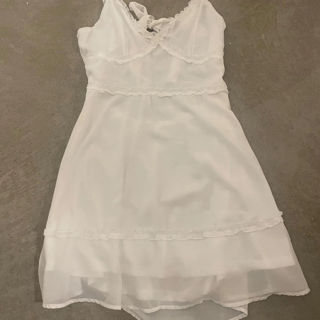 Vit klänning med volangdetaljer - 4