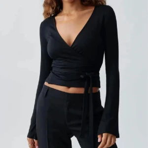 Svart omlottopp - Snygg svart omlottopp från gina tricot i Storlek S, 