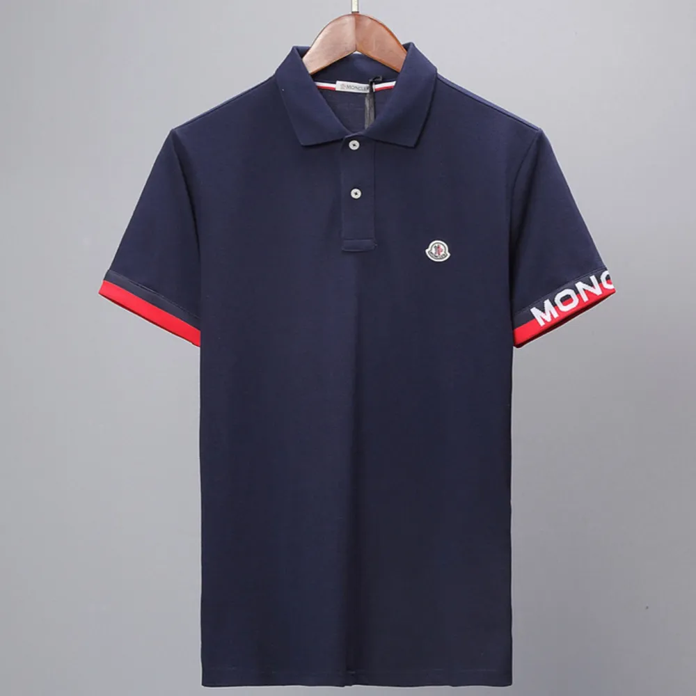 Väldigt snygga Moncler t-shirts. Finns i olika färger man kan beställa. Alla är oanvända, ny skick o fin kvalité. Storlekar från S-XXL finns. . T-paidat.