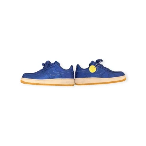 Nike Air Force 1 Blue Cloth - Nuvarande pris: 1000 kr 🏷️ 	•	Originalpris: 1200 kr 💎 	•	Beskrivning: Klassiska blå sneakers med Nike Air-dämpning för komfort och stil. Idealisk för både vardag och sport.