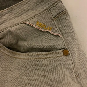 Grå jeans från Replay - Snygga grå jeans från Replay väldigt sköna och sitter slim på bena, om ni har några frågor är det bara och skriva. Mvh Oskar
