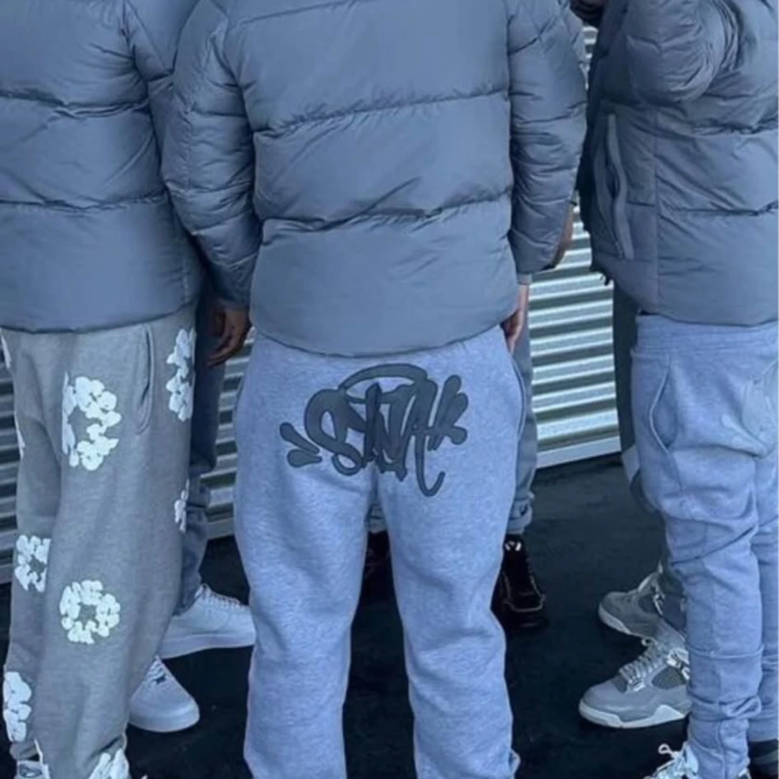 Grå hoodie med tryck - 1